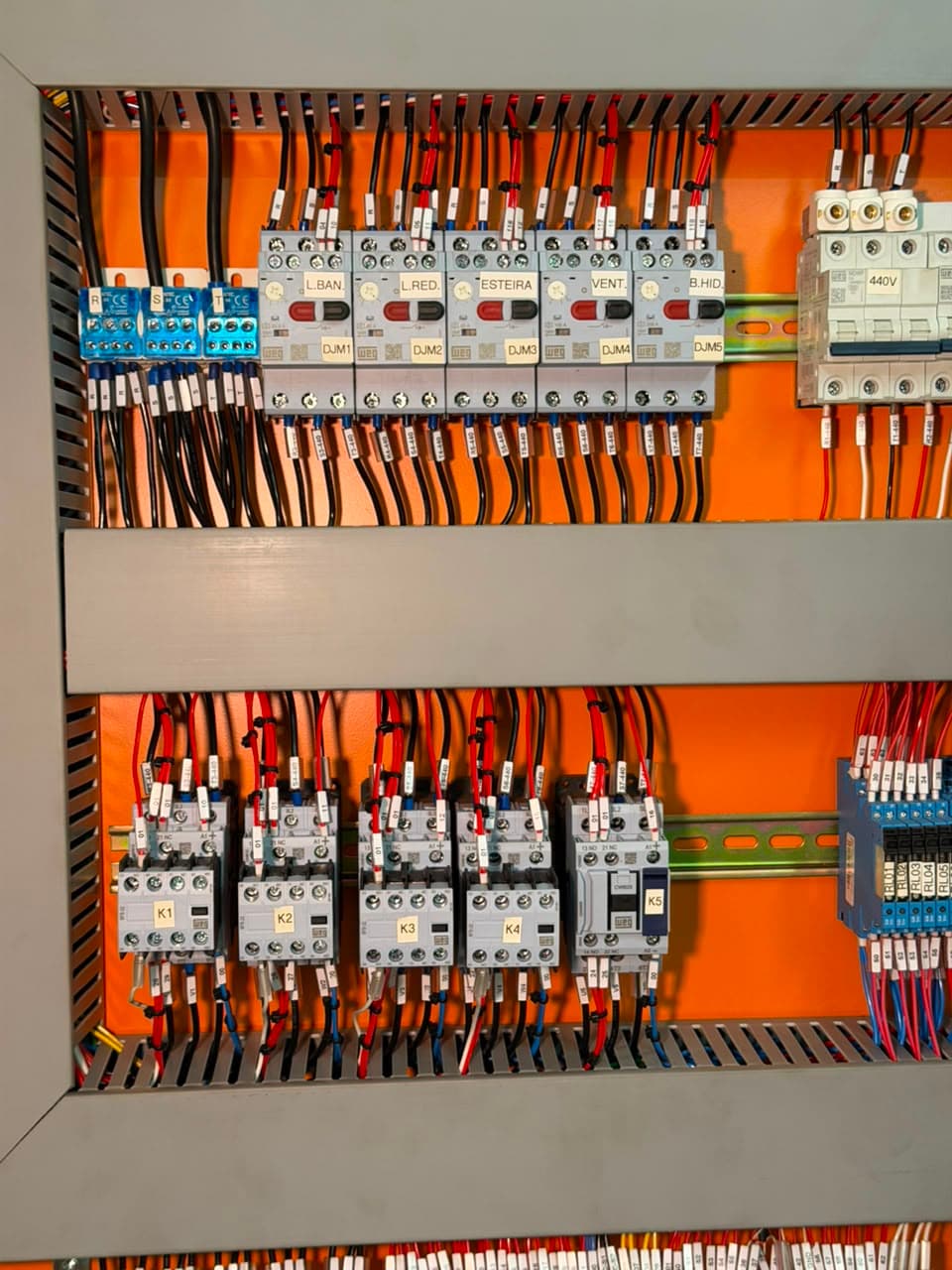Interior de CCM com cinco disjuntores-motor identificados e cinco contatores nomeados K1 a K5